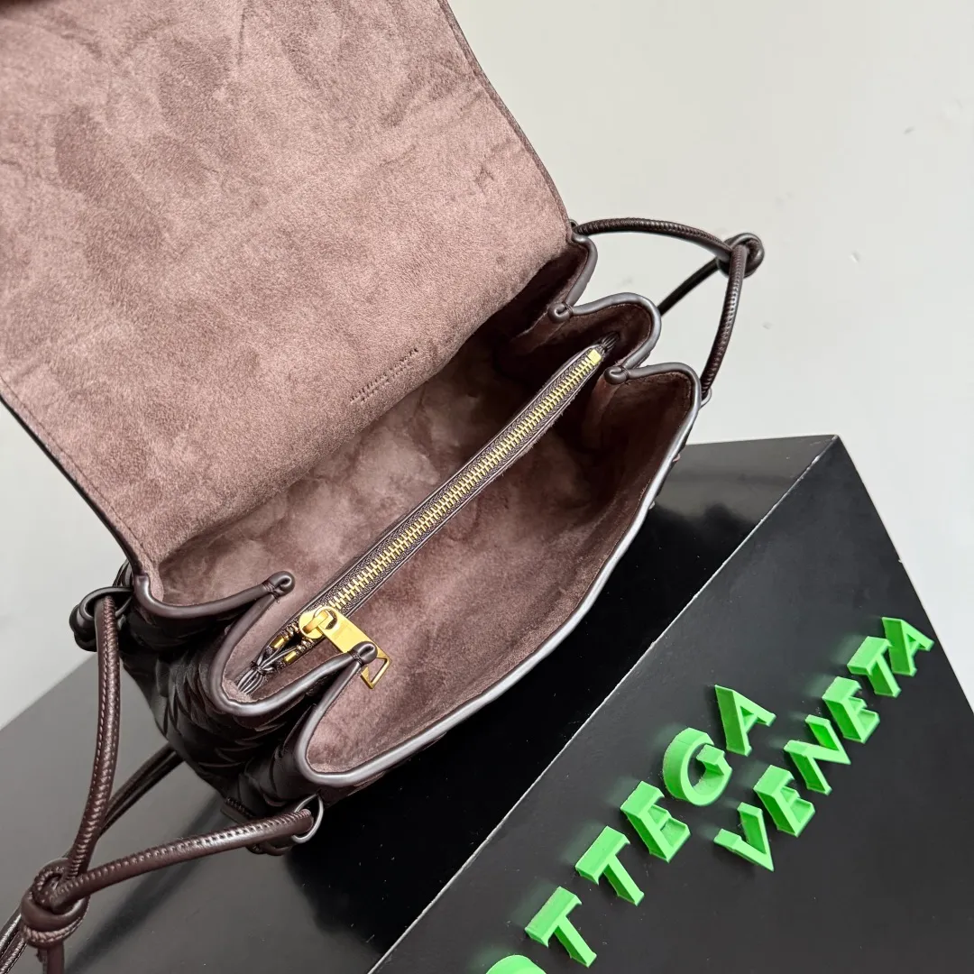 Batch 1680 Bottega Veneta’s new early spring products are here◍˃ᵕ˂◍ This super cute little bag captures my heart every time. This kind of simple little bag that can be carried on the back at any time is so convenient. The surprise of this Notturno clutch lies in the three independent spaces inside. Babies with a lot of belongings must be able to empathize with the tiredness of searching for items for a long time every time. This divided area design simply captures my heart. Style number: 843893 Size: 21*11*9cm Color: black brown